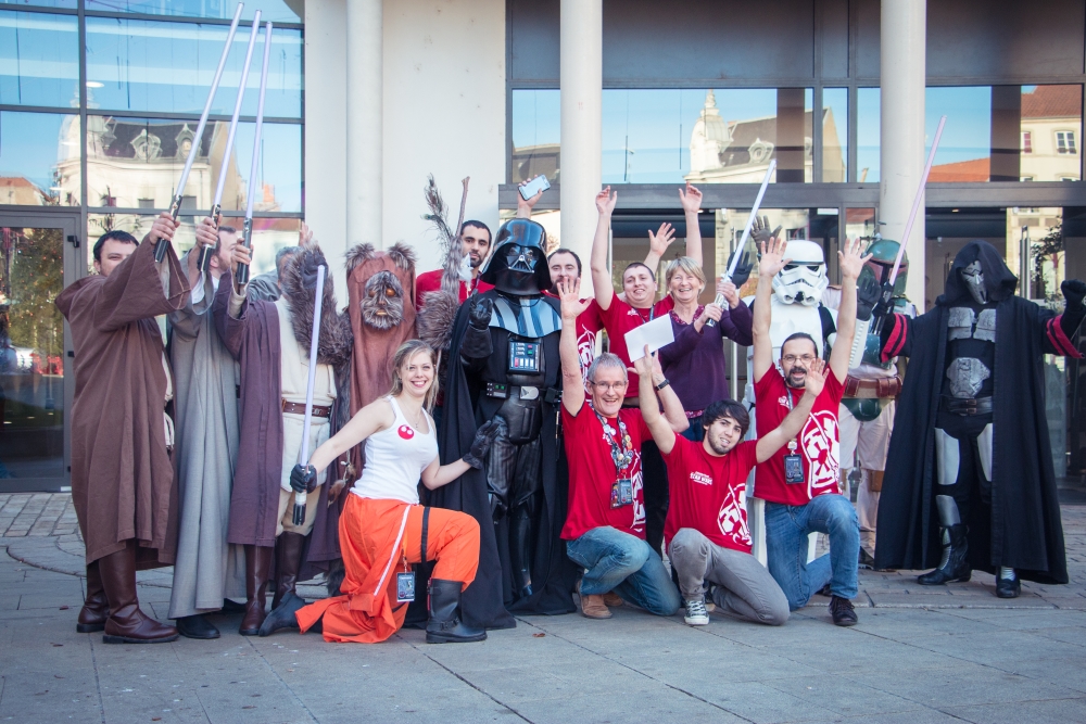 photo-de-groupe-heritiers-au-theatre-cusset-2015